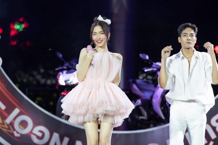 Quan điểm dạy con của Hòa Minzy: Không cần học quá giỏi, ngoan là được
