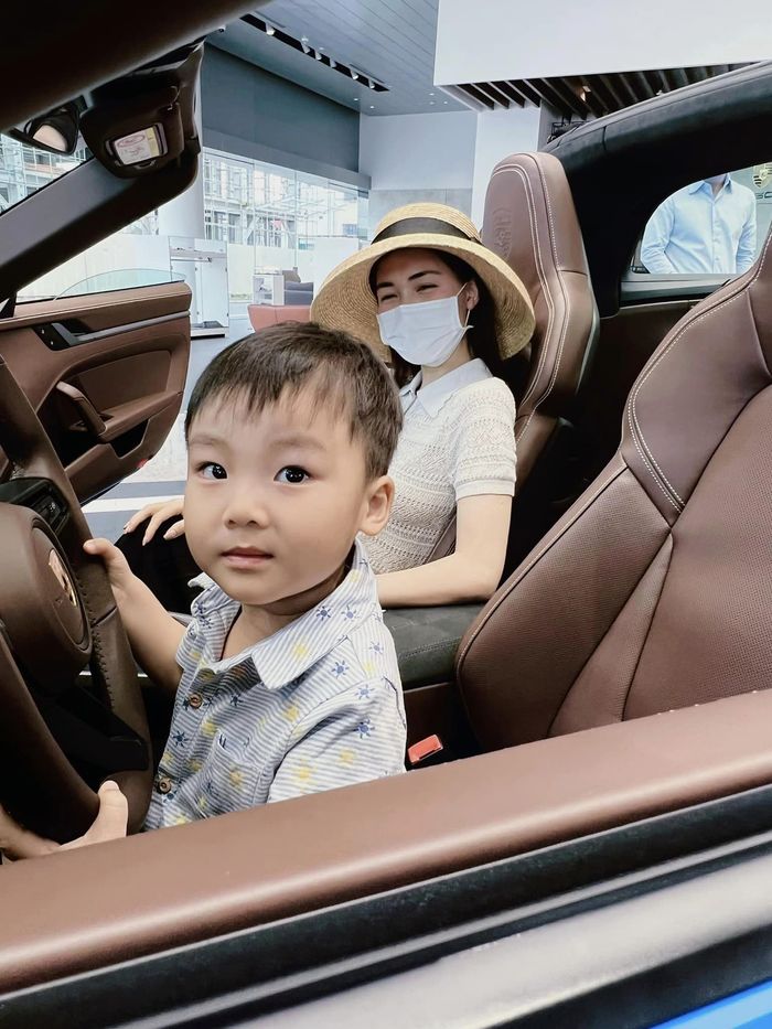 Quan điểm dạy con của Hòa Minzy: Không cần học quá giỏi, ngoan là được