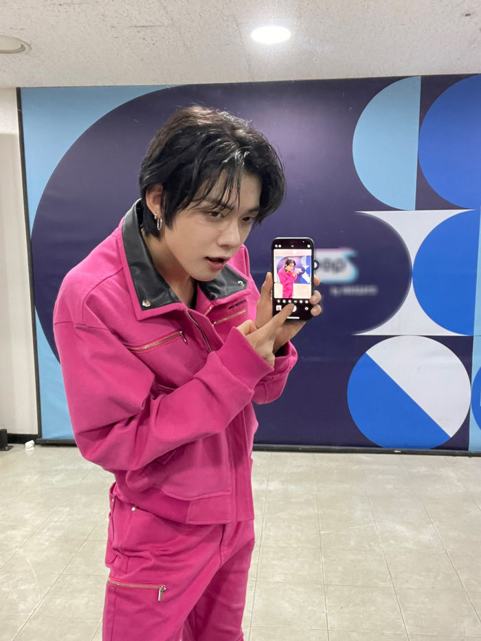 Idol Kpop đu trend selfie độc đáo, khoe ảnh phản chiếu qua gương
