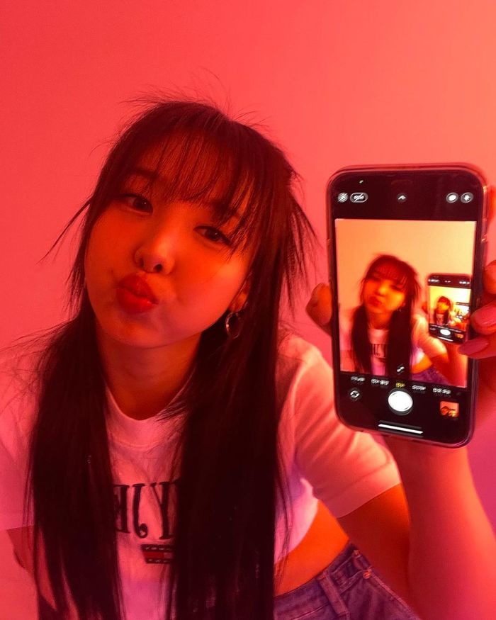 Idol Kpop đu trend selfie độc đáo, khoe ảnh phản chiếu qua gương