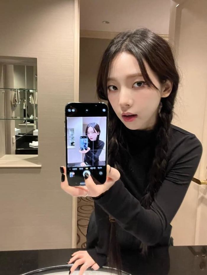 Idol Kpop đu trend selfie độc đáo, khoe ảnh phản chiếu qua gương