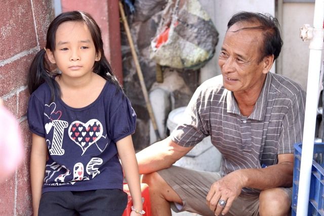 Khách ghé ăn bánh xèo rồi bỏ con lại, vợ chồng chủ quán nuôi luôn