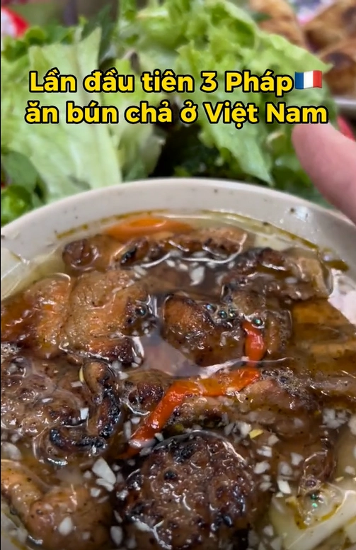 Khách Tây mê mẫn món ăn có nước mắm ở Việt Nam: Có người uống cạn