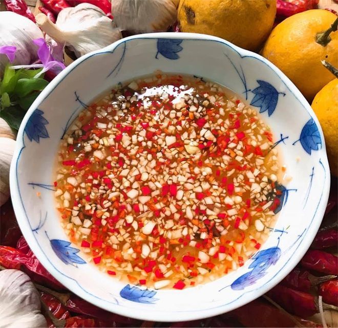 Khách Tây mê mẫn món ăn có nước mắm ở Việt Nam: Có người uống cạn