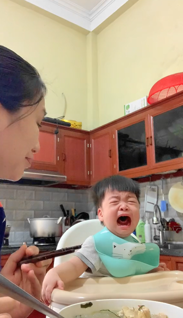 Khi GenZ làm mẹ, bảo ăn mà bướng thì mẹ ăn hết luôn: Con khóc kệ con