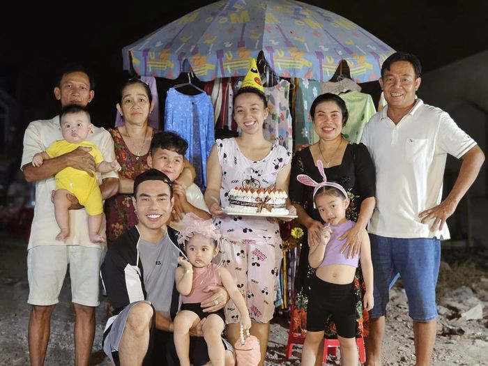 Vợ bị dè bỉu, Dương Lâm mua 200 bộ đồ làm quà, bánh kem cũng độc lạ