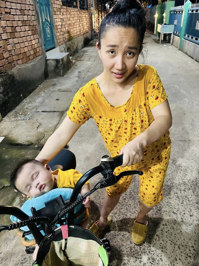Vợ bị dè bỉu, Dương Lâm mua 200 bộ đồ làm quà, bánh kem cũng độc lạ