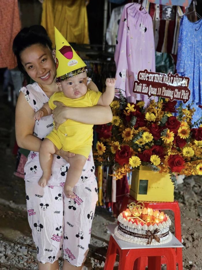 Vợ bị dè bỉu, Dương Lâm mua 200 bộ đồ làm quà, bánh kem cũng độc lạ