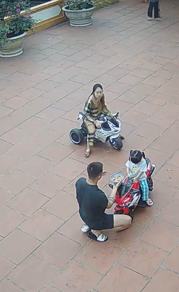 Lỡ hứa chăm vợ như em bé, lấy về phải đút cơm cho nóc nhà ăn thật
