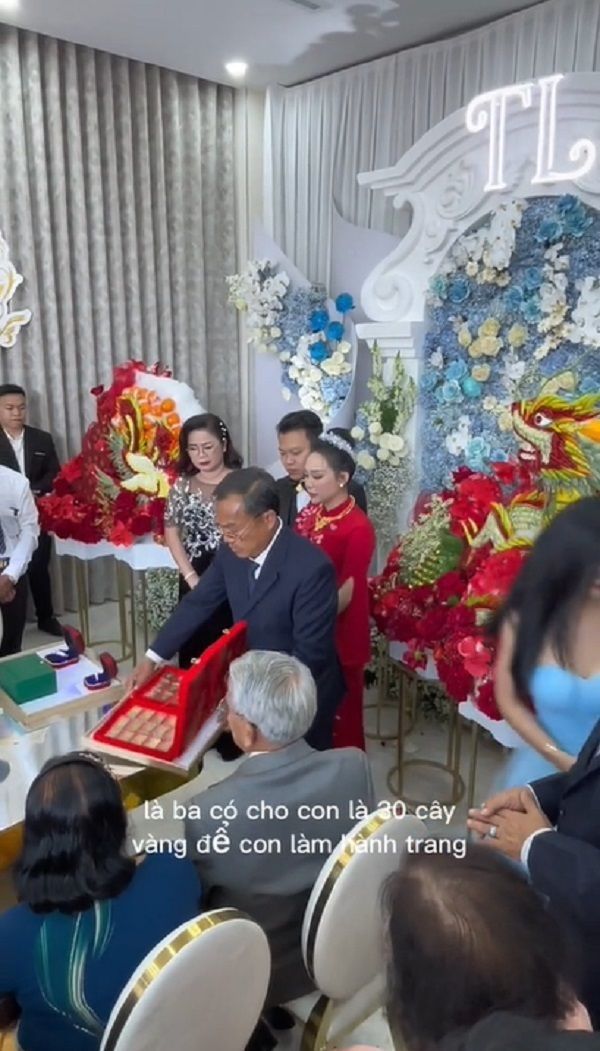Ba mẹ tặng con gái hồi môn 100 tỷ, mua xe cứu thương tặng người nghèo