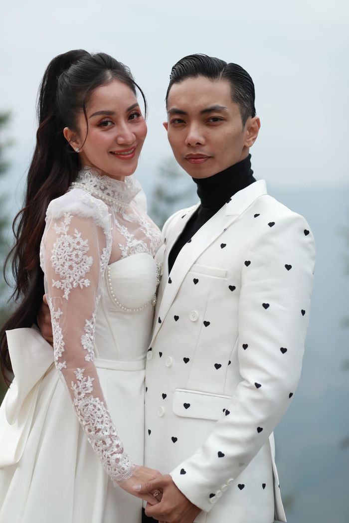 Mẹ bầu Khánh Thi phát lương tuần cho chồng 710k: Tính ra ngày chỉ 100k