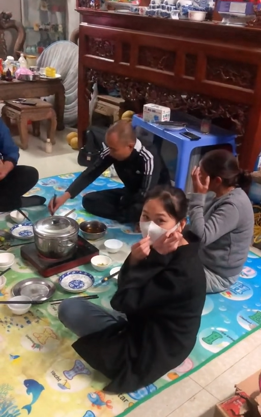 Mẹ bỉm 7 năm mới về thăm nhà: Cháu trai lần đầu gặp đã ôm chầm lấy bà