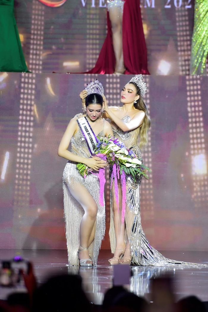Miss International Queen VN bị xử lý: Vì Hương Giang cố đấm ăn xôi