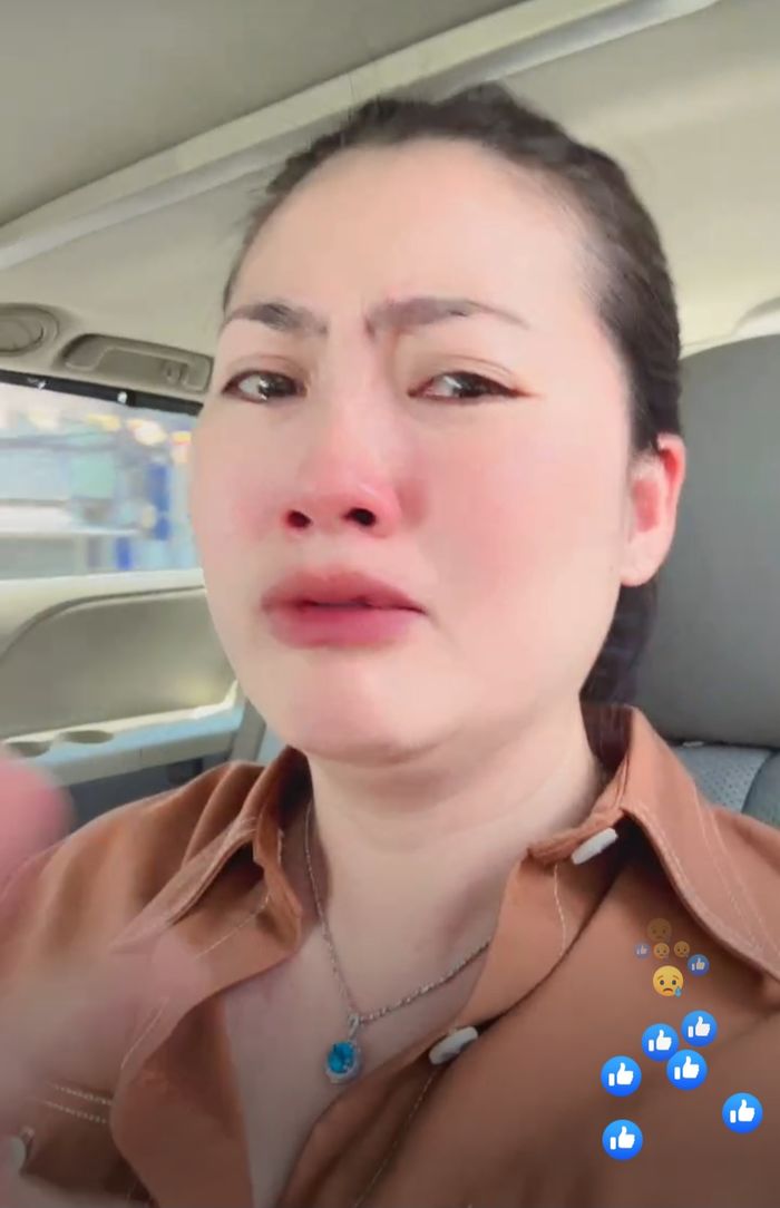 Ngọc Lan khóc nức nở trên livestream vì bị lừa tiền bảo hiểm