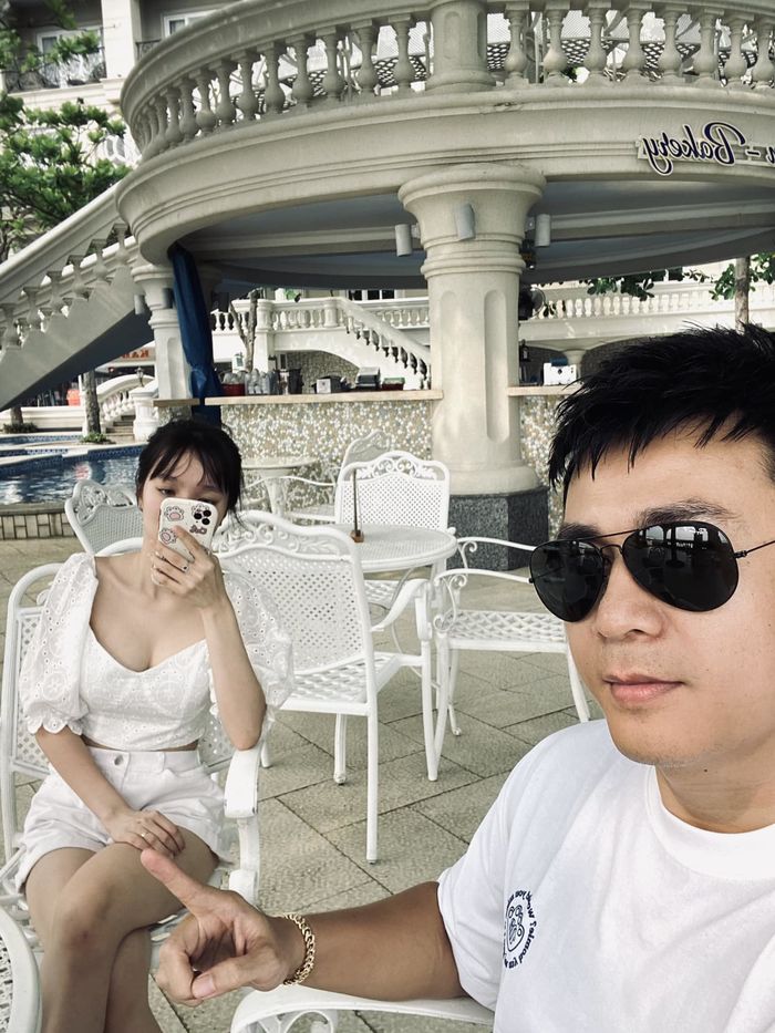 Ngọc Thuận Trai Nhảy ngọt ngào mừng tuổi mới bên bà xã kém 17 tuổi
