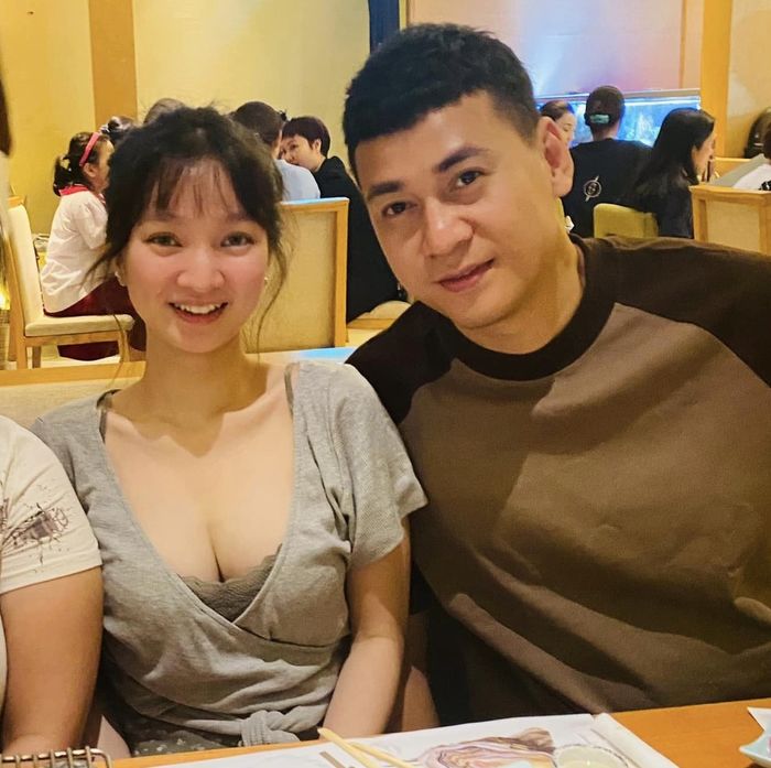 Ngọc Thuận Trai Nhảy ngọt ngào mừng tuổi mới bên bà xã kém 17 tuổi