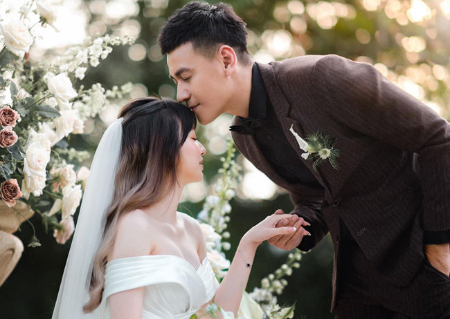 Ngọc Thuận Trai Nhảy ngọt ngào mừng tuổi mới bên bà xã kém 17 tuổi