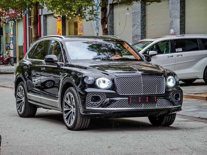 Phú bà ngồi xe Bentley chục tỷ đi rửa chén thuê gây sốt cõi mạng