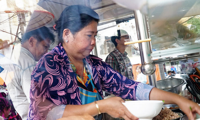 Quán Lunch Lady giờ ra sao: Bao năm vẫn hot, mở chi nhánh nước ngoài