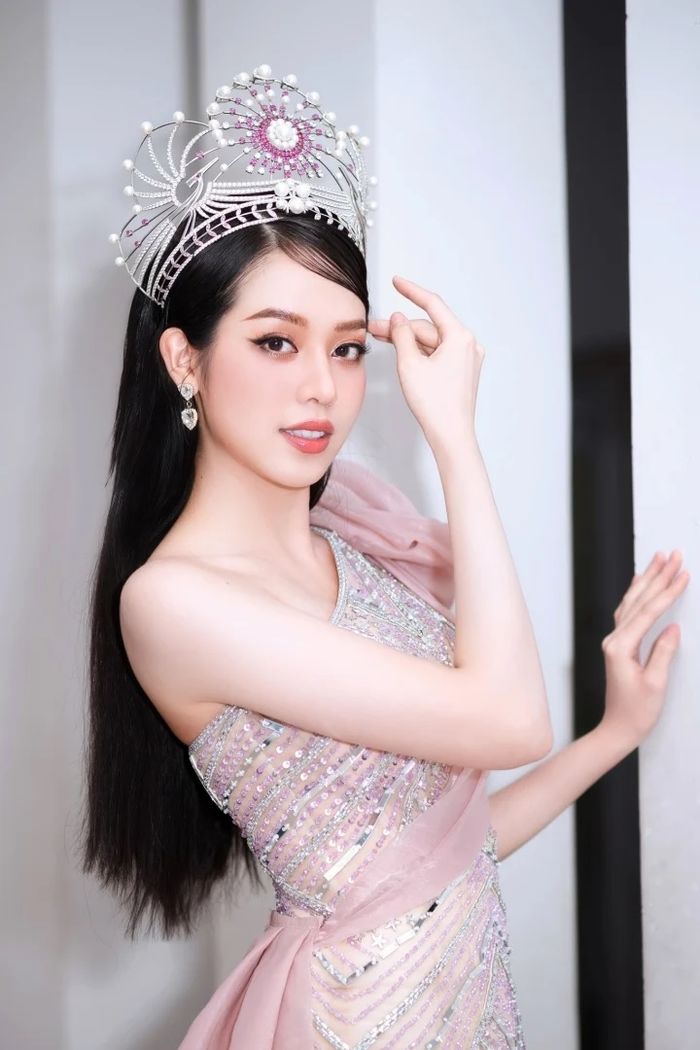 Thanh Thủy tự tin so kè nhan sắc không son phấn với Tiểu Vy