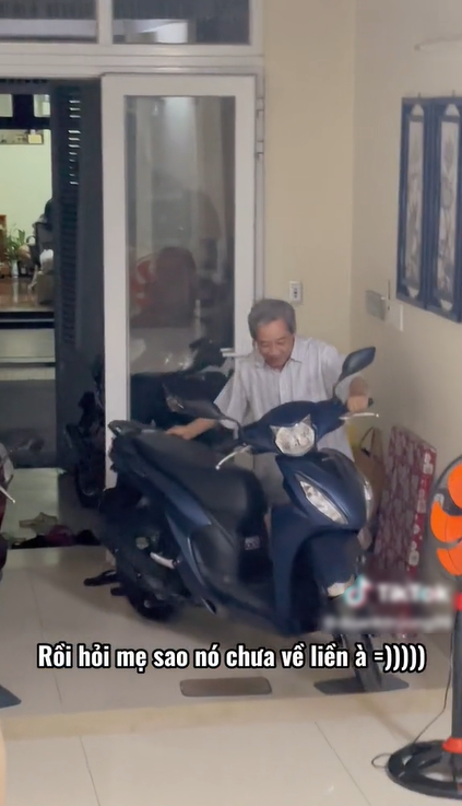 Thấy con gái nức nở vì bị ngã, người bố xót xa bế bổng cô vào nhà