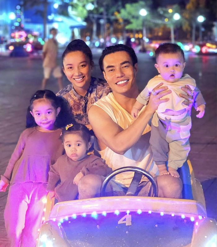 Thu nhập 3 tỷ/tháng, Dương Lâm về nhà vẫn khoét áo chăm con bú sữa
