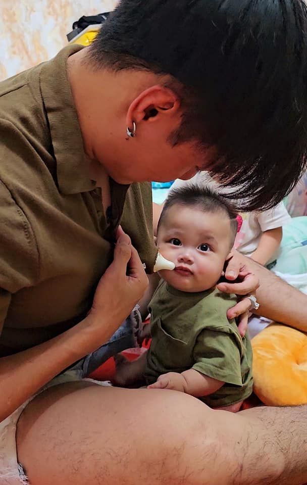 Thu nhập 3 tỷ/tháng, Dương Lâm về nhà vẫn khoét áo chăm con bú sữa