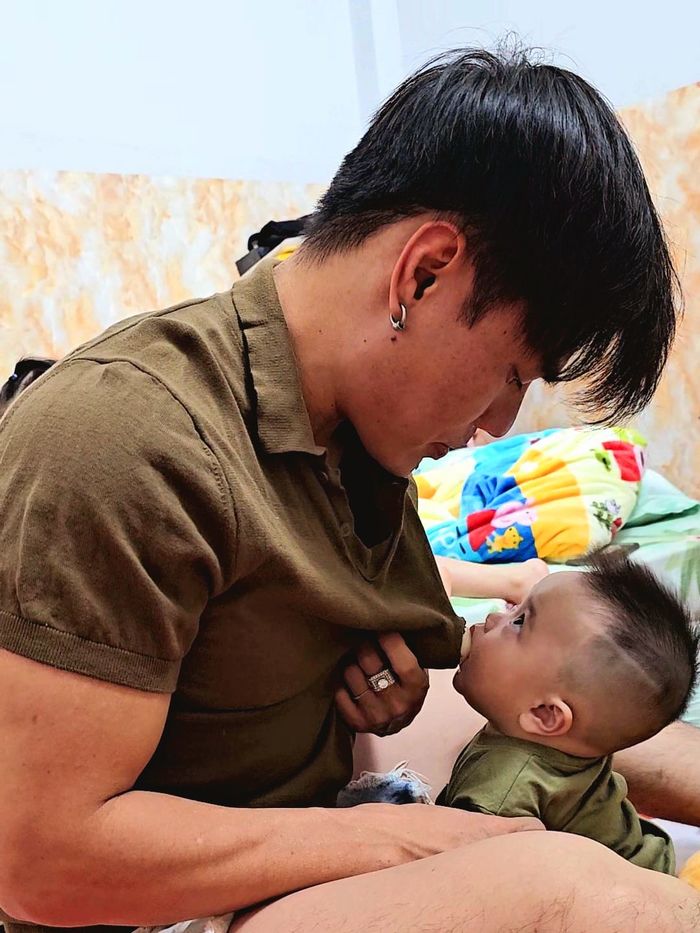 Thu nhập 3 tỷ/tháng, Dương Lâm về nhà vẫn khoét áo chăm con bú sữa