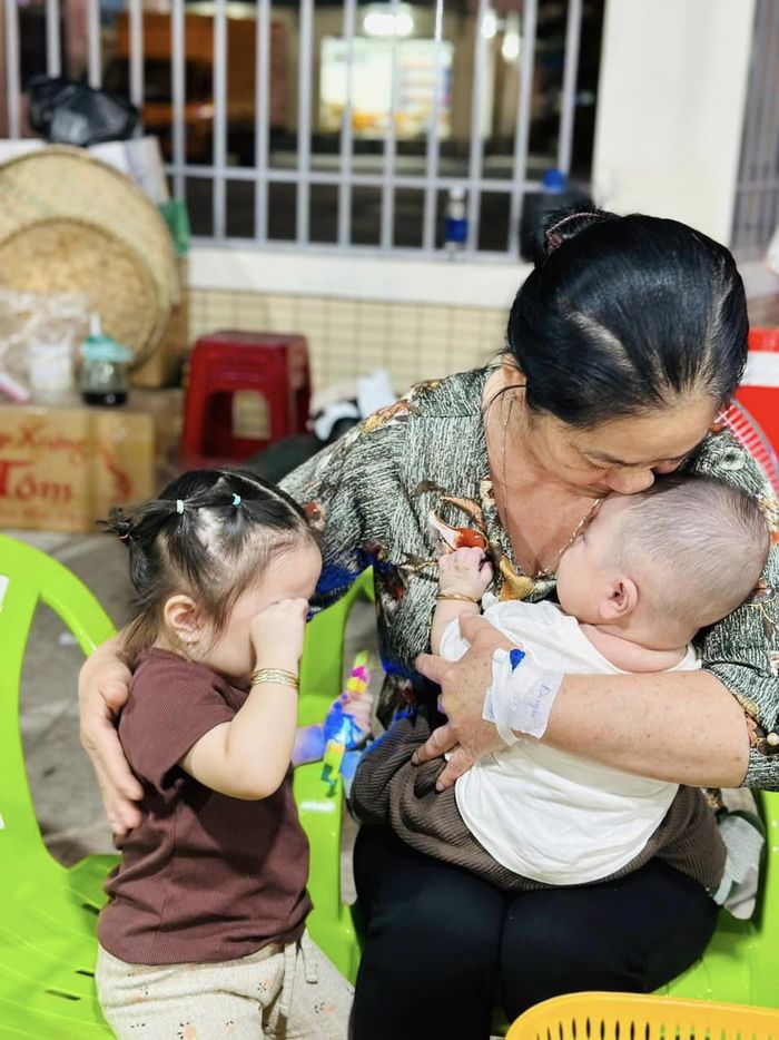 Thu nhập 3 tỷ/tháng, Dương Lâm về nhà vẫn khoét áo chăm con bú sữa