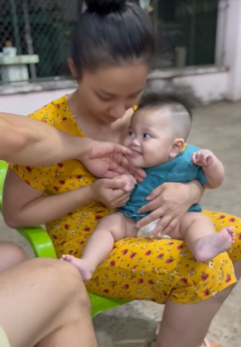 Thu nhập 3 tỷ/tháng, Dương Lâm về nhà vẫn khoét áo chăm con bú sữa