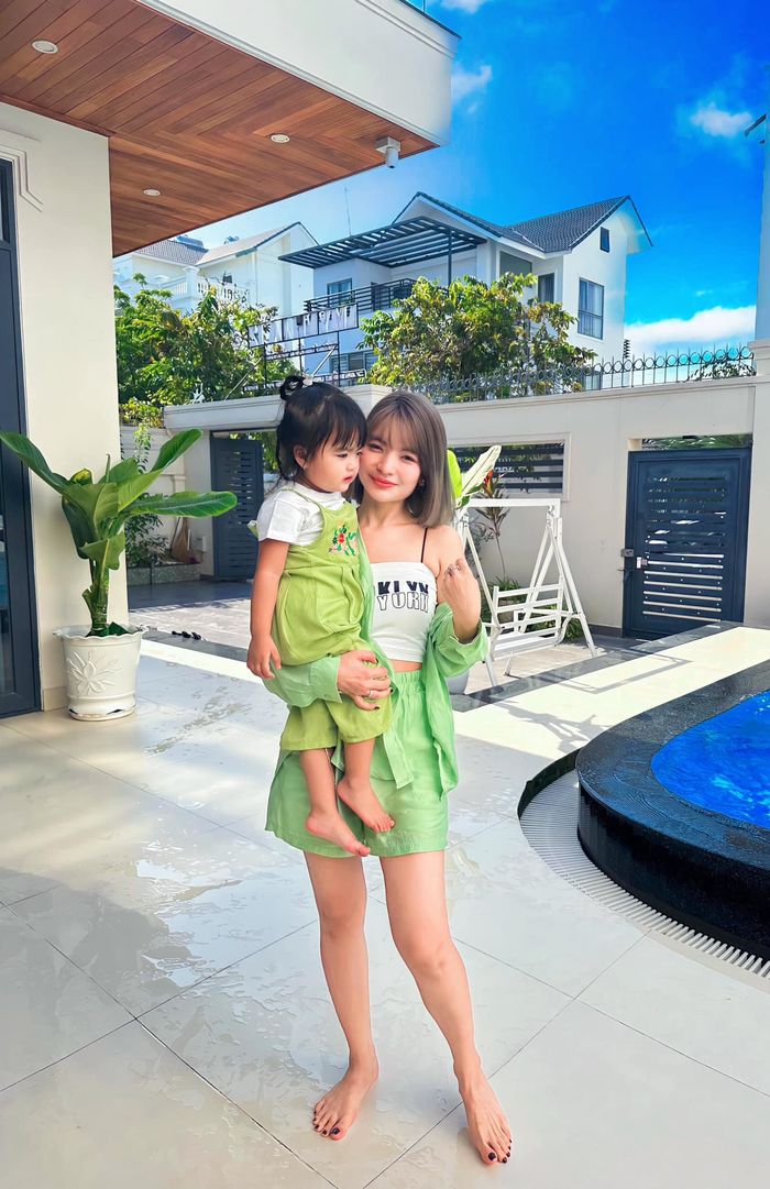 Từng sinh thiếu tháng, con gái Mạc Văn Khoa nay ra dáng cô hai bún đậu