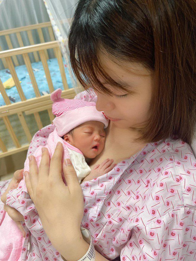 Từng sinh thiếu tháng, con gái Mạc Văn Khoa nay ra dáng cô hai bún đậu