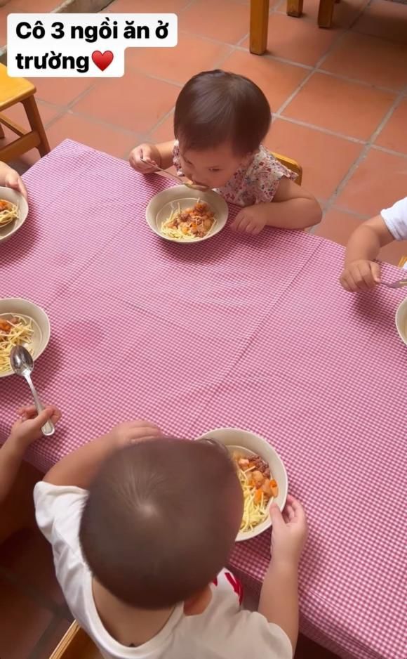 Nết ăn Lisa - Leon: Tự giác xúc thuần thục, bảo sao trộm vía lớn phổng