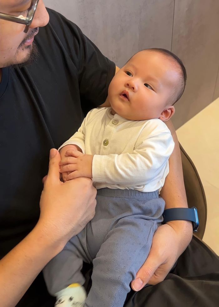 MC nhầm sân golf chia sẻ cận cảnh nhan sắc mẹ bỉm, mắt thâm quầng