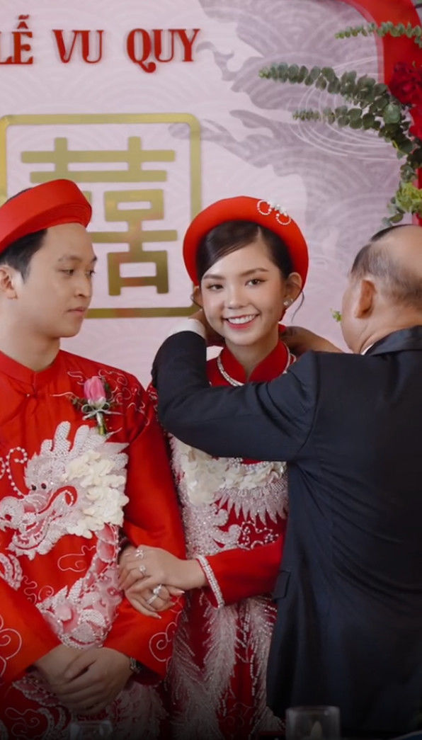 Ba mẹ tặng con gái hồi môn 100 tỷ, mua xe cứu thương tặng người nghèo