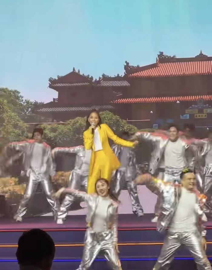 H'Hen Niê hát live như nuốt đĩa trong lần hiếm hoi cầm mic