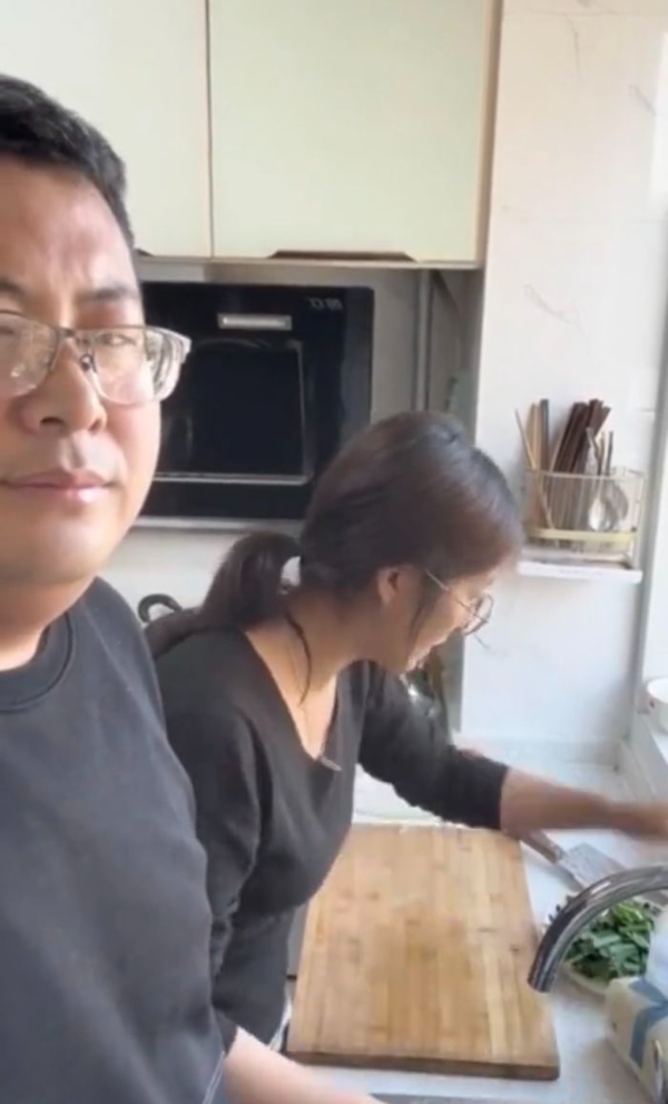 Chồng bất lực khi chứng kiến cảnh vợ nấu ăn: Đụng tí là rửa tay