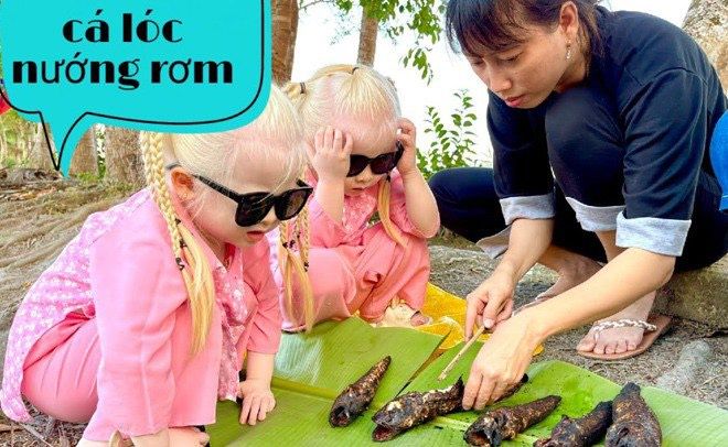 Cặp song sinh thiên thần chăm diện đồ đôi, biểu cảm đáng yêu hết nấc