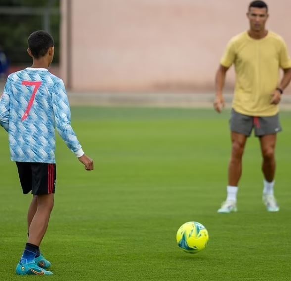 Con trai Ronaldo tương lai nối nghiệp bố siêu cao: 13 tuổi cao 1m70