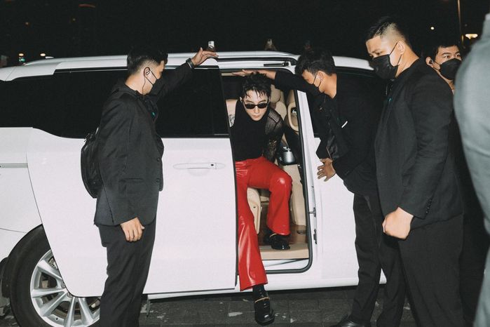 Sơn Tùng M-TP lên đồ gây tranh cãi: Lần này học theo Harry Styles?