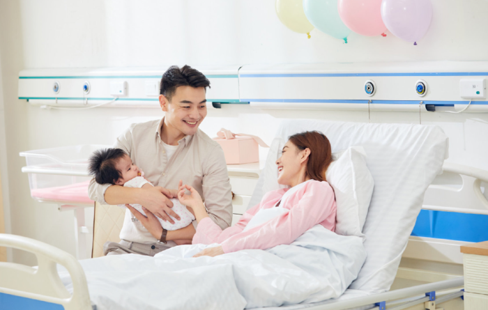 Vợ đã vất vả sinh nở, chồng cùng chăm con là điều hiển nhiên