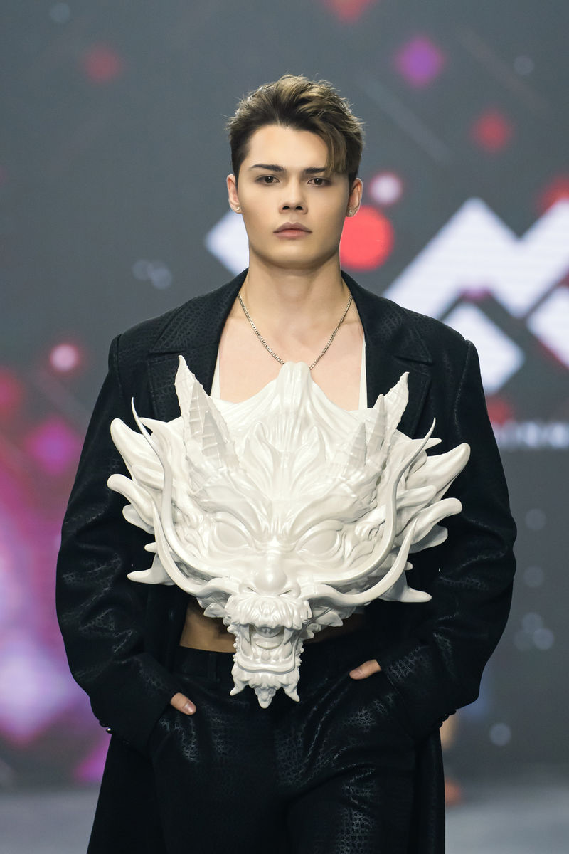 Siêu mẫu Anh Thư khoe body cực gắt trong thiết kế của NTK Vương Khang