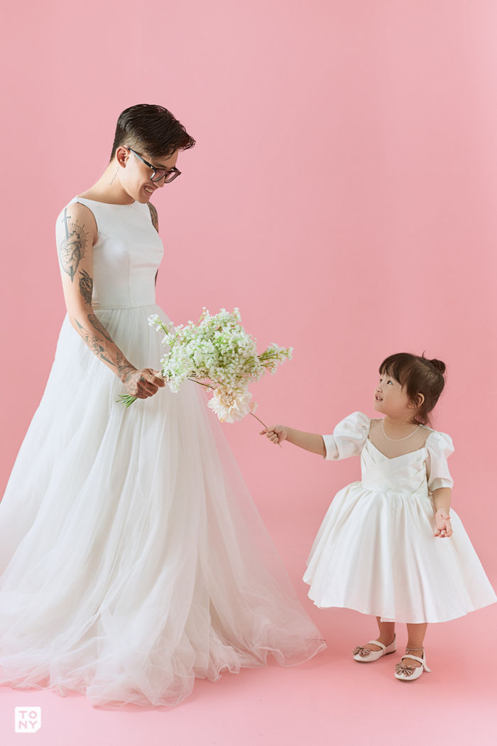 Cảm động bộ hình bố đơn thân và con gái: Hy sinh mặc váy cưới vì con