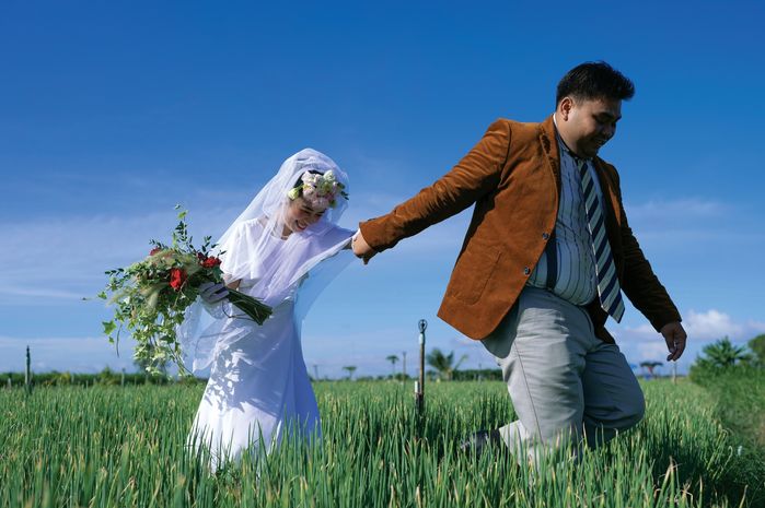 Bộ ảnh cưới độc lạ của cặp đôi miền Tây bên luống hành, vườn mướp
