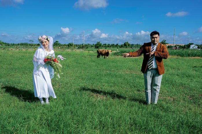 Bộ ảnh cưới độc lạ của cặp đôi miền Tây bên luống hành, vườn mướp