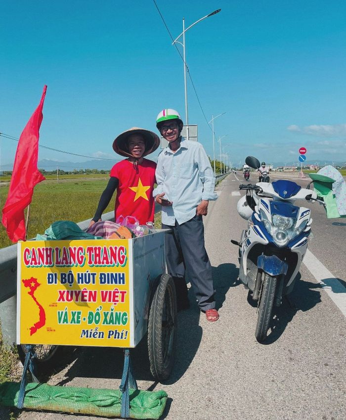 Hành trình đi bộ hút đinh xuyên Việt của chàng trai 9x Nghệ An