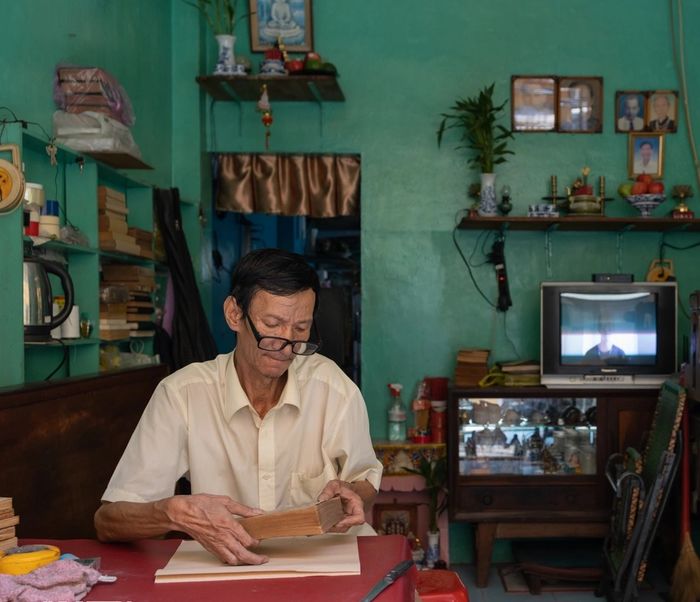 Người sửa sách cũ cuối cùng tại Sài Gòn: Bốn thập kỷ bám trụ với nghề