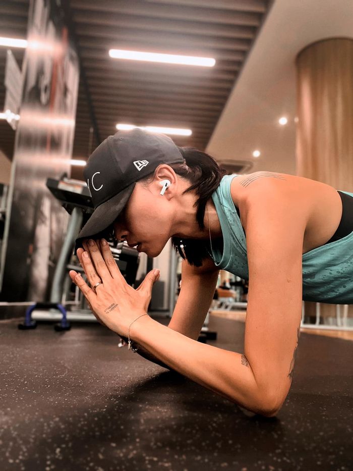 Sao nữ U50 giữ thói quen tập luyện: Đả nữ body săn chắc nhờ gym