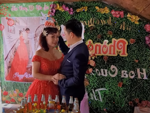 Cô dâu Thu Sao tổ chức kỉ niệm 5 năm ngày cưới, nhan sắc ngày càng trẻ