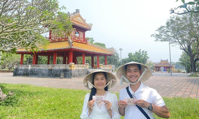 Cặp đôi Lâm Đồng quyết định bán hết vàng cưới để đi du lịch xuyên Việt